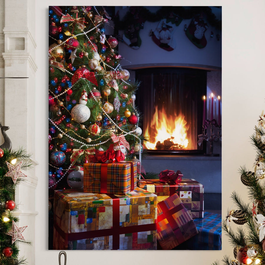 Tablou Canvas Premium LuxCanva® A1256 surprinde un brad de Crăciun decorat, lângă șemineu și cadouri, în culori vibrante - decor ideal pentru living sau dormitor, perfect ca print premium de Crăciun.