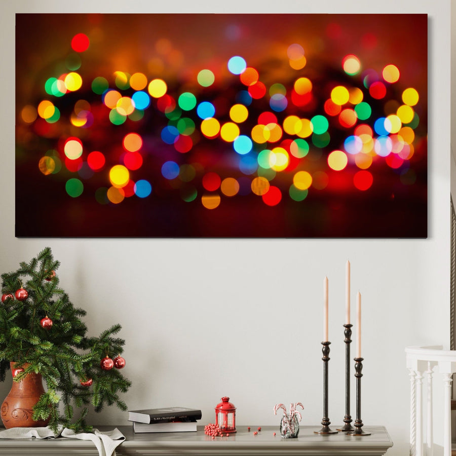 Tablou Canvas Premium LuxCanva® A1255 prezintă lumini colorate bokeh și culori vibrante; perfect decorativ pentru living sau dormitor. Creează un ambient festiv alături de ornamente roșii și lumânări pe șemineu. Brand: LuxCanva®.