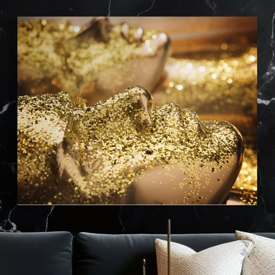 Tablou Canvas Premium LuxCanva® C1051, Golden Face, prezintă un design auriu vibrant - perfect pentru camere de zi sau dormitoare - prezentat înrămat deasupra unei canapele moderne pe un perete din marmură neagră.