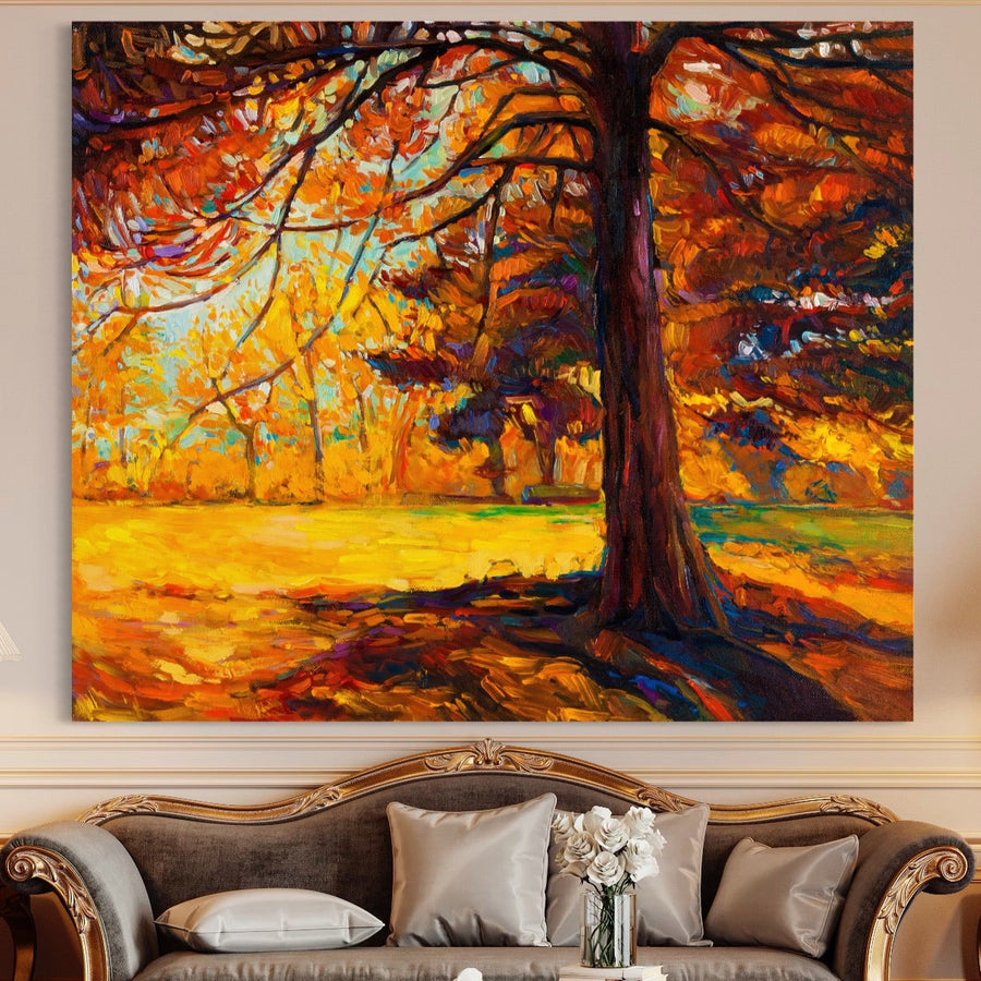 Un Tablou Canvas Premium A1253 LuxCanva® vibrant cu frunze de toamnă aramii decorează peretele de deasupra unei canapele clasice cu perne gri și bej, în timp ce un buchet de flori albe adaugă căldură și evidențiază printuri de calitate ale camerei.