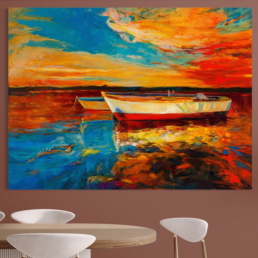 Tablou Canvas Premium LuxCanva® A1251 prezintă bărci vibrante pe apă la apus, în nuanțe de portocaliu și albastru, creând un accent decorativ izbitor pentru camere de zi sau dormitoare moderne.