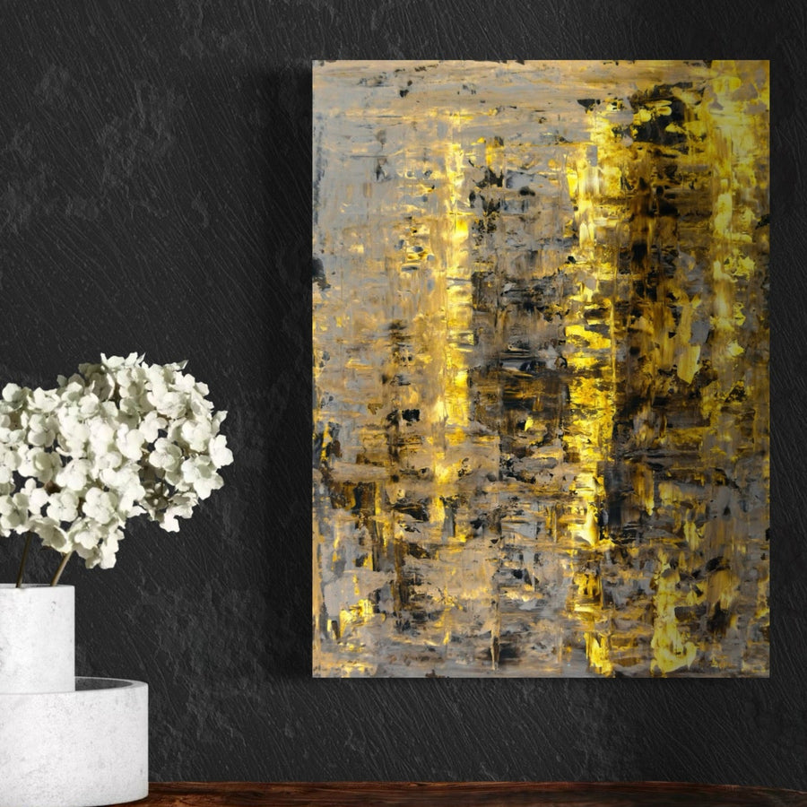 Tablou Canvas Premium LuxCanva® C1058 prezintă o pictură abstractă aurie și maro vibrantă, perfectă pentru sufragerie sau camera de zi. Expuneți-o deasupra unei suprafețe din lemn cu o vază albă pentru o atmosferă elegantă și relaxantă.