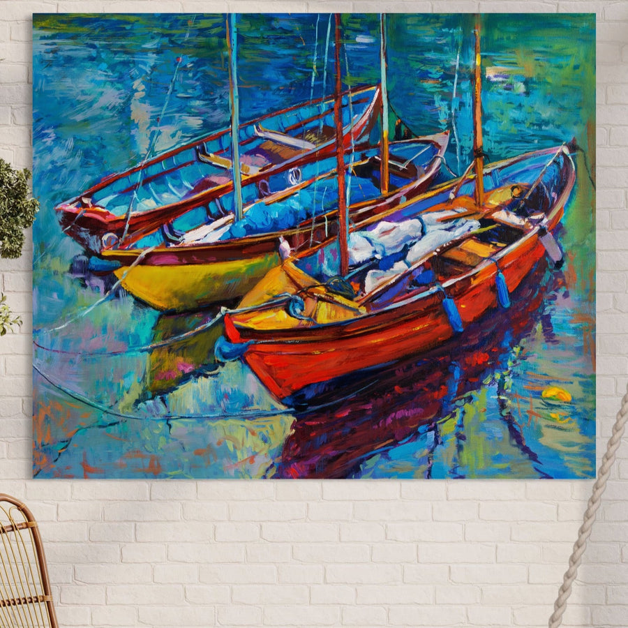 Tablou Canvas Premium A1245 de la LuxCanva® prezintă trei bărci vibrante din lemn pe apă, imprimate pe pânză de bumbac premium. Ideală pentru camerele de zi sau dormitoare, aceasta aduce culoare și stil îndrăzneț oricărui decor de perete din cărămidă albă.