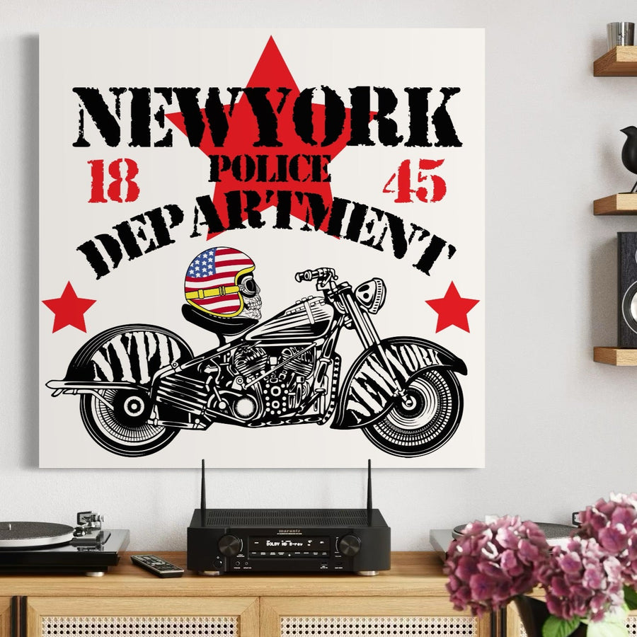 LuxCanva® Tablou Canvas Premium LuxCanva® C1060 prezintă o insignă vibrantă a Departamentului de Poliție din New York, o motocicletă de epocă și motive NYC, perfect pentru sălile de jocuri sau baruri pentru a adăuga culoare și stil deasupra casetofonului sau difuzoarelor.