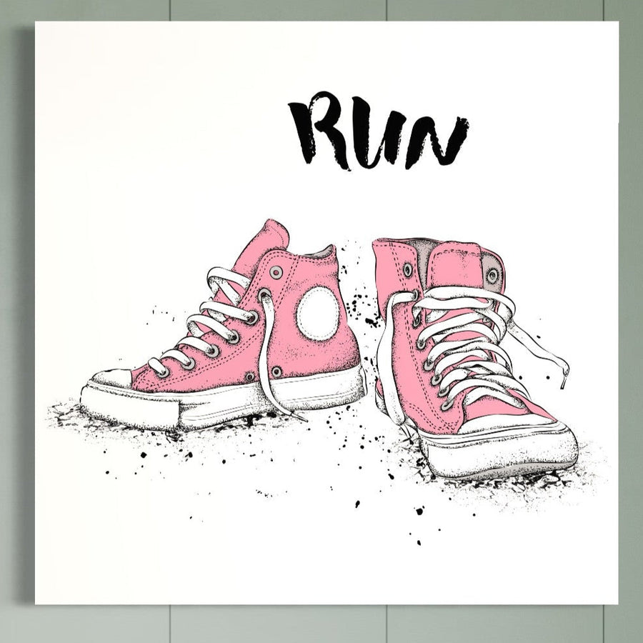 Tablou Canvas Premium C1062 de la LuxCanva® prezintă adidași roz vibrant cu "RUN" deasupra, pe un fundal verde deschis - o artă de perete perfectă pentru camera copilului, camera de jocuri sau spațiul de relaxare. Fabricat în România pentru un decor modern.