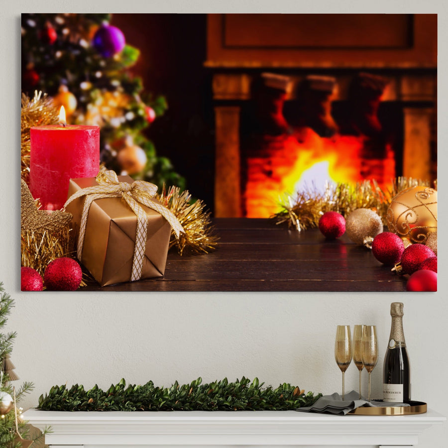 Tablou Canvas Premium LuxCanva® A1231 prezintă o scenă vibrantă de Crăciun cu lumânări, cadouri, globuri și decoruri festive - perfect pentru a adăuga farmecul sărbătorilor în camera de zi sau în dormitor.