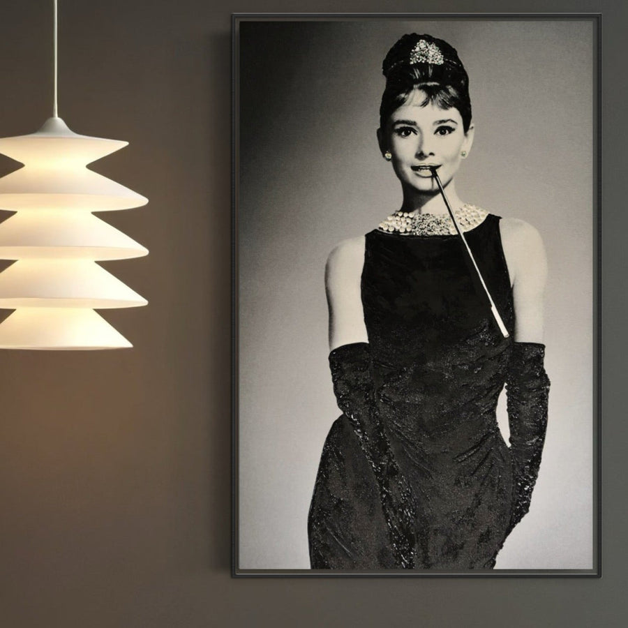 Tabloul LuxCanva® Tablou Canvas Premium LuxCanva® C1072 o înfățișează pe Audrey Hepburn ca o divă elegantă în culori vibrante - ideal pentru a adăuga eleganță decorului camerei dvs. de zi sau biroului.