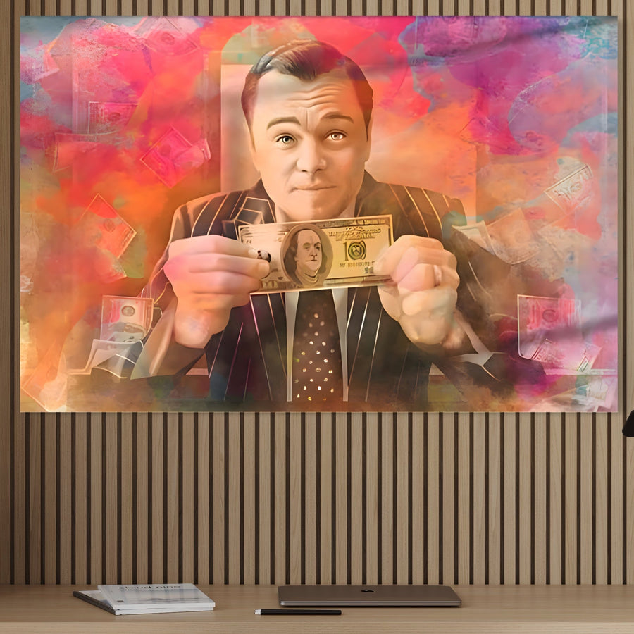 Tablou Canvas Premium LuxCanva® A1225, cu Leonardo DiCaprio cu bancnote de un dolar în culori vibrante, decorează un perete din lemn deasupra unui birou. Decor premium perfect pentru fanii artei și ai celebrităților. Brand: LuxCanva®.