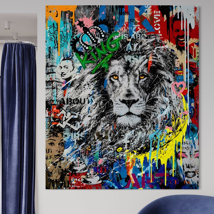 Pânza Tablou Premium LuxCanva® A1224 prezintă un portret de leu vibrant, inspirat de Dalí, cu "KING" pictat cu spray deasupra, ideal pentru livinguri sau dormitoare. Culorile vii dau viață "Regele Junglei" pe pânză premium.