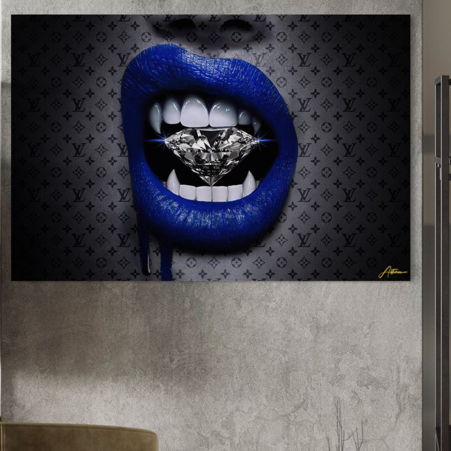 Tablou Canvas Premium LuxCanva® A1220, cu buze albastre ținând un diamant între dinți, pe fund cu logo luxury-decor sofisticat pentru living sau dressing, print calitate premium pe pânză bumbac, culori vibrante.