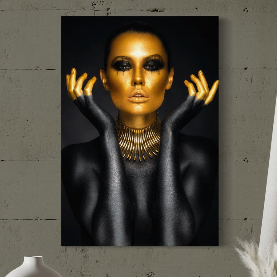Tablou Canvas Premium LuxCanva® C1090 "Wakanda Beauty": portret de femeie cu machiaj auriu, privire intensă și colier metalic. Adaugă culori vibrante și calitate premium în living sau dormitor. Brand: LuxCanva®.