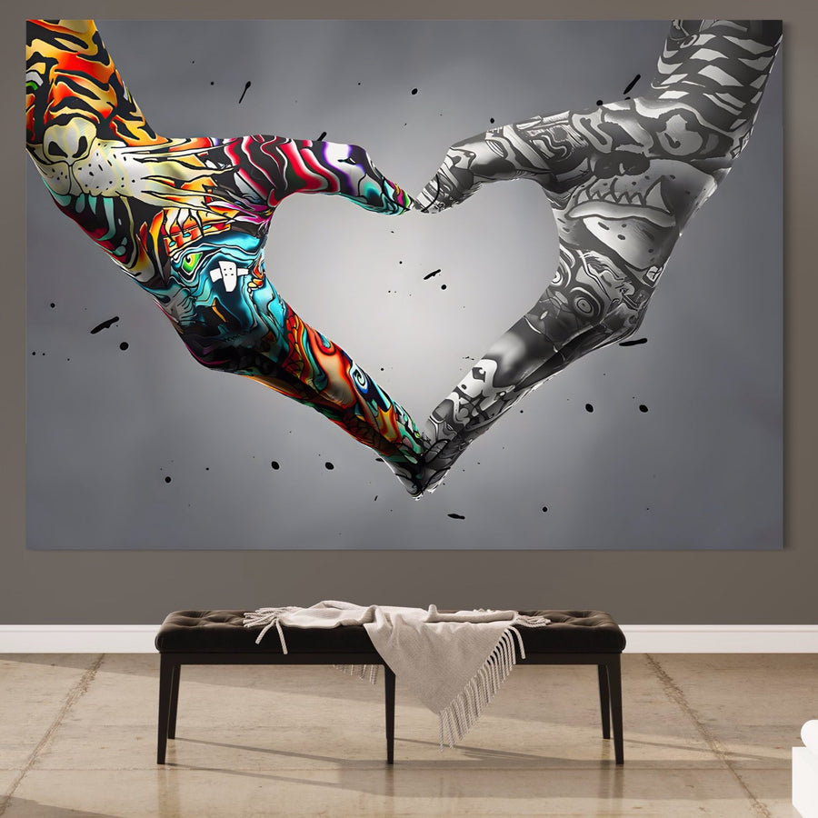 Două mâini tatuate formează o inimă pe Tablou Canvas Premium LuxCanva® A1215, Heart Hands. Această pânză decorativă, cu culori vibrante, adaugă dragoste și stil sufrageriei sau dormitorului tău. Imprimată pe pânză bumbac premium.