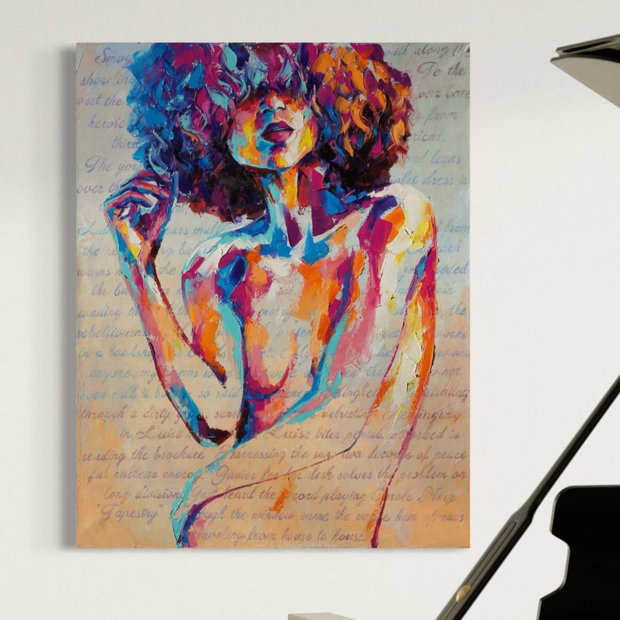 Tablou Canvas Premium C1093 de la LuxCanva®, Nude Girl Abstract Paint, prezintă o femeie colorată cu păr creț și accente scrise de mână, perfectă pentru a adăuga o frumusețe vibrantă camerei dvs. de zi sau dormitorului.