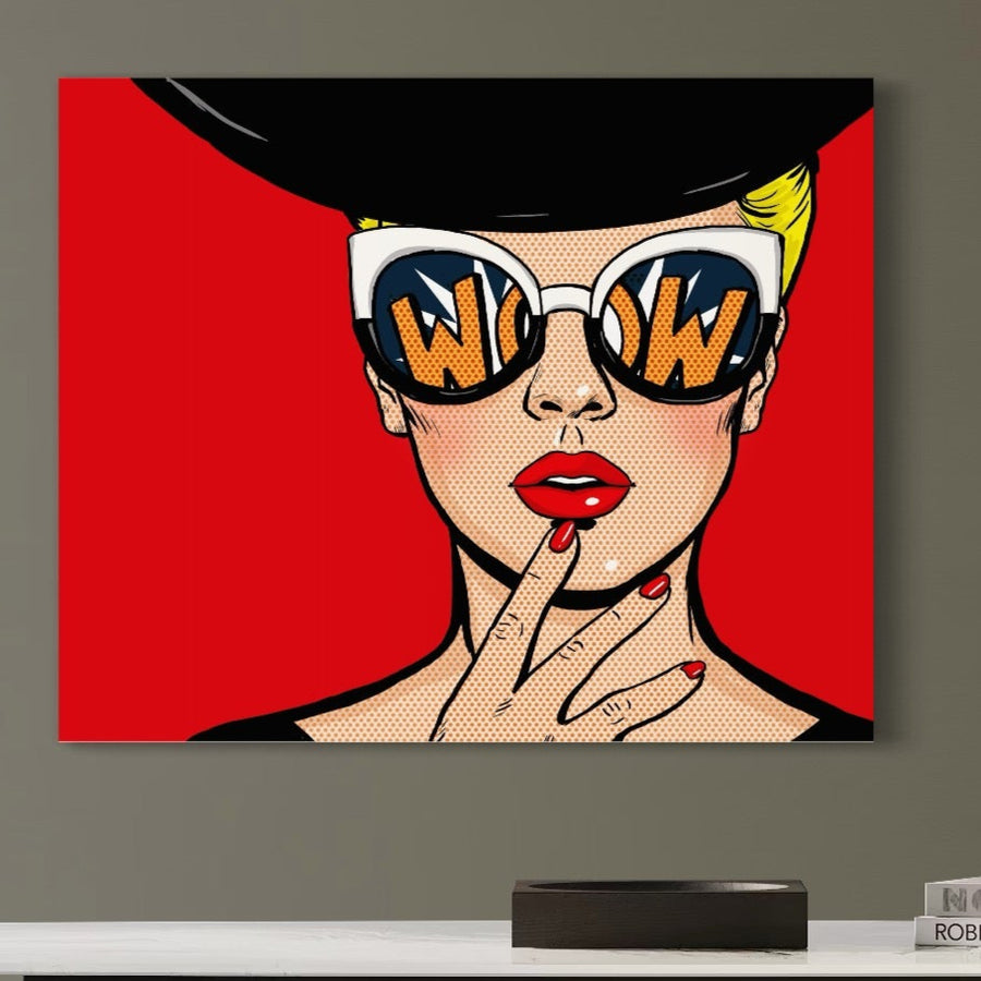 Adăugați un stil pop art vibrant spațiului dvs. cu LuxCanva® Tablou Canvas Premium C1095: o pictură uimitoare a unei femei blonde cu ochelari de soare care reflectă "WOW", ideală pentru sufragerii sau dormitoare care caută un decor premium, colorat.