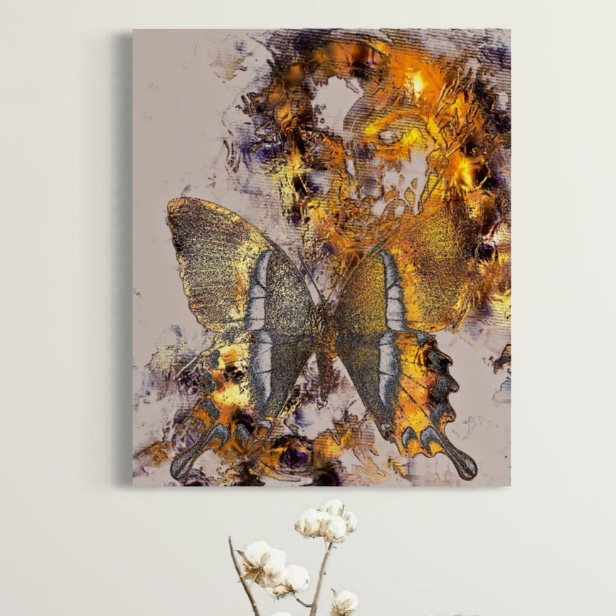 Tabloul LuxCanva® Tablou Canvas Premium LuxCanva® C1096, Fluture Auriu, prezintă un fluture auriu uimitor pe un fundal vibrant, texturat, cu flori albe elegante - perfect pentru a adăuga frumusețe rafinată camerei de zi sau dormitorului dvs.