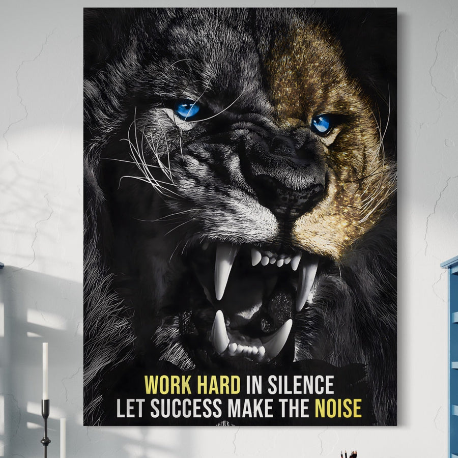 Tablou canvas premium LuxCanva® A1204: un leu cu ochi albaștri, gura larg deschisă, text motivațional "WORK HARD IN SILENCE LET SUCCESS MAKE THE NOISE" (WORK HARD și NOISE evidențiate galben). Decor elegant pentru birou sau living.