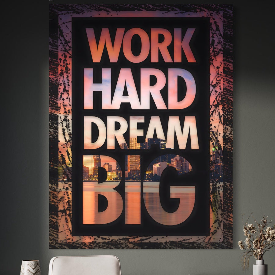LuxCanva® Tablou Canvas Premium A1202 prezintă "Work Hard" în culori îndrăznețe și vibrante deasupra liniei de orizont a unui oraș, perfect pentru decorarea motivantă a biroului sau a camerei de zi. Imprimare de înaltă calitate pe panza, fabricată în România.