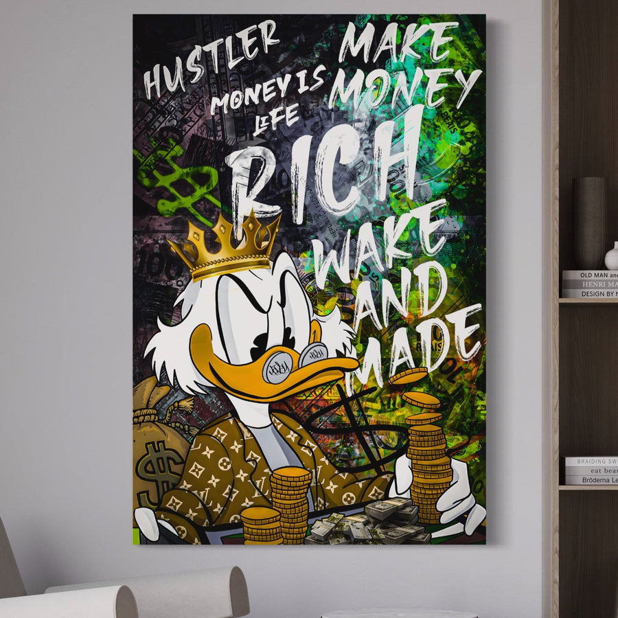 LuxCanva® Tablou Canvas Premium A1199 prezintă arta vibrantă a lui Scrooge McDuck într-o coroană și haină de blană cu bani, text în stil graffiti "Banii sunt viața" - perfect pentru birouri motivaționale sau spații de locuit. Imprimare pânză România.