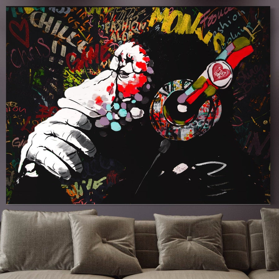 Un living modern cu o canapea gri, decorat cu Tablou Canvas Premium A1197 de la LuxCanva® - cu un cimpanzeu vibrant în stil graffiti în căști - adaugă culoare și relaxare spațiului.