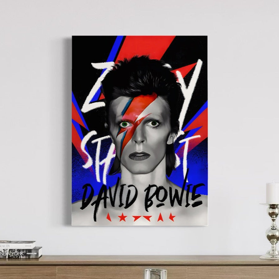 Adăugați o notă vibrantă oricărui spațiu cu Tablou Canvas Premium C1107 de la LuxCanva® - cu David Bowie în rolul lui Ziggy Stardust, text îndrăzneț și un fulger roșu-albastru izbitor pe pânză de bumbac premium. Perfect pentru săli de jocuri, baruri sau zone de relaxare.