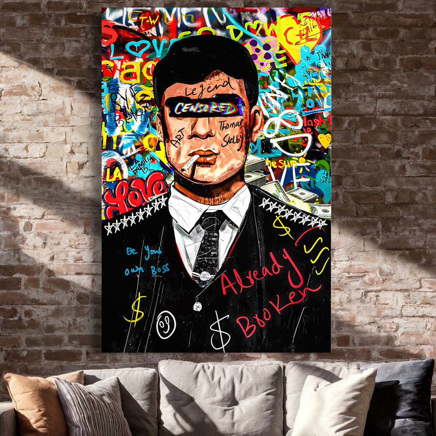 Tablou Canvas Premium LuxCanva® A1190 cu Tommy Shelby, design graffiti multicolor cu inscripții CENSORED și Already Broken, decorează peretele de cărămidă deasupra unei canapele bej. Print pe pânză bumbac, culori vibrante.