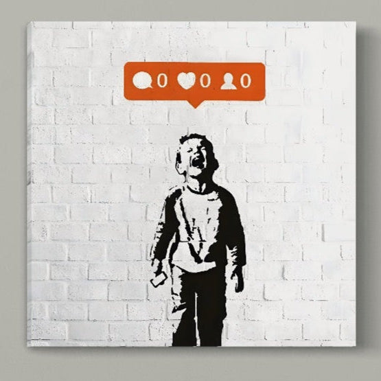 LuxCanva® Tablou Canvas Premium C1110, care prezintă "Social Media Addiction" cu un copil zâmbitor și culori vibrante, atârnă deasupra pătuțului, evidențiind această imprimare de calitate premium pe pânză de bumbac - ideală pentru camere de jocuri sau spații de relaxare.