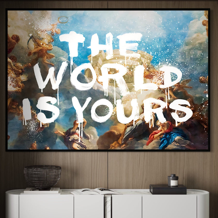 LuxCanva® Tablou Canvas Premium A1175 "The World Is Yours" prezintă un cer angelic clasic cu graffiti alb motivațional și culori vibrante, fiind alegerea perfectă pentru biroul tău modern.