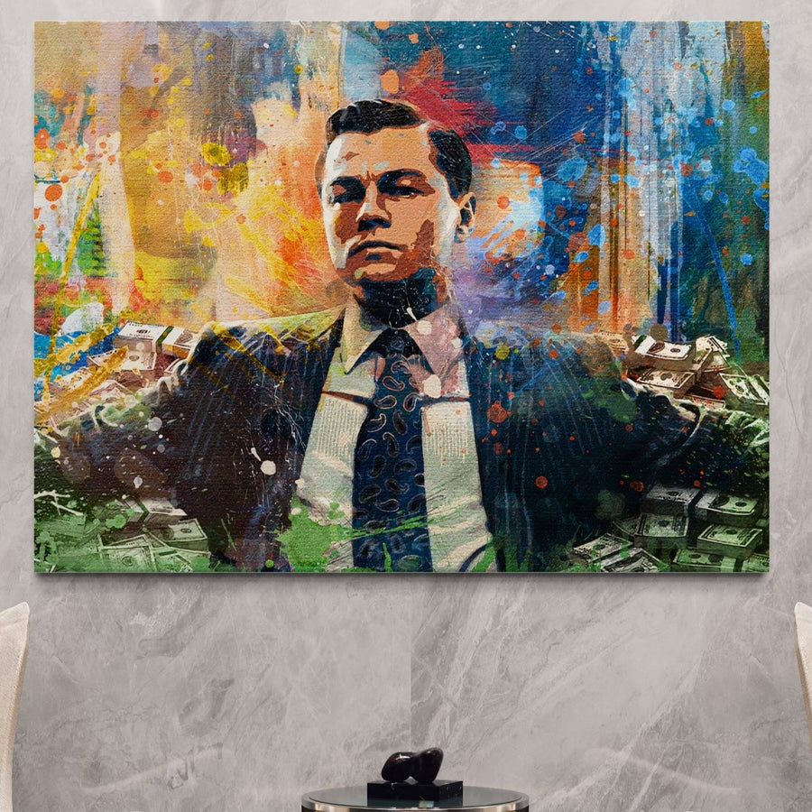 Tablou Canvas Premium LuxCanva® A1172, cu Leonardo DiCaprio înconjurat de bani, culori vibrante, motivational pentru living sau birou, este expus pe un perete din marmură gri deasupra unei mese negre mici.