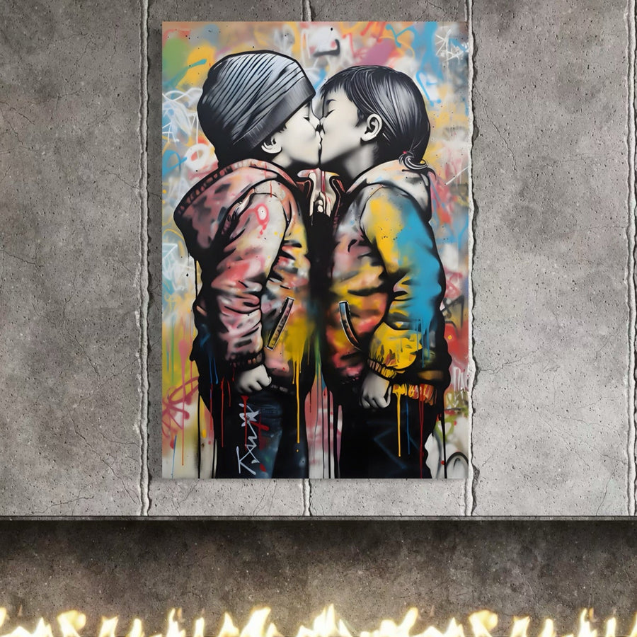 Tablou Canvas Premium LuxCanva® C1127, Inocenta Copiilor, prezintă arta stradală vibrantă a doi copii cu hanorace care se sărută - ideală pentru a adăuga culoare, dragoste și sentiment pur în camera de zi sau în spațiul de relaxare.