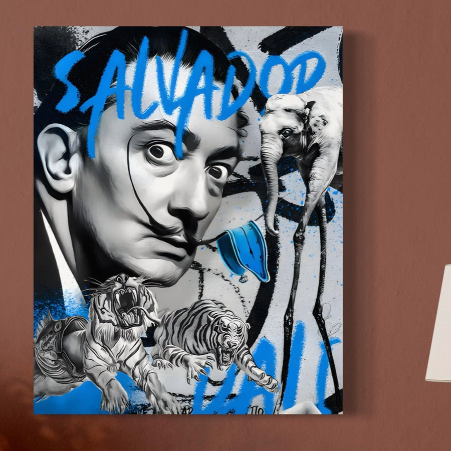 Tablou Canvas Premium LuxCanva® C1135 prezintă o pictură abstractă inspirată de Salvador Dalí, cu culori vibrante, lei, elefanți și motive de safari - perfectă pentru camere de zi, zone de relaxare sau baruri.