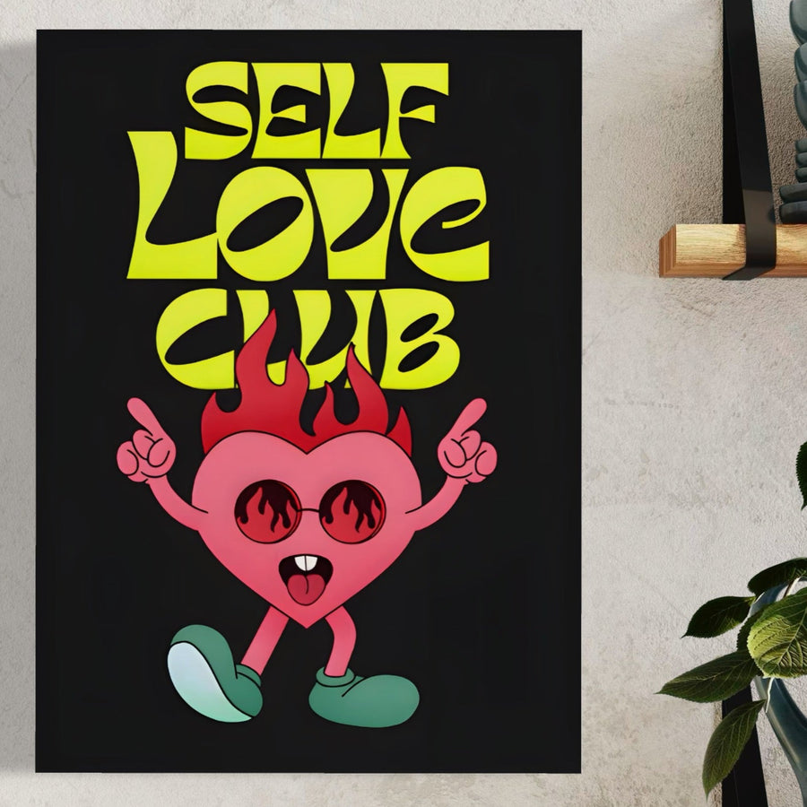 LuxCanva® Tablou Canvas Premium LuxCanva® C1136 are culori vibrante și o inimă veselă care dansează cu textul galben îndrăzneț "SELF LOVE CLUB" - perfect pentru a aduce fericire și energie în camera de zi, bar sau spațiu de relaxare.