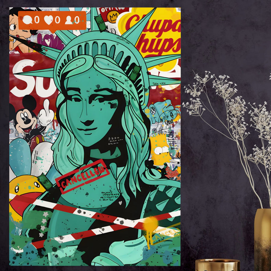 Transformă-ți spațiul cu Tablou Canvas Premium LuxCanva® C1137 de la LuxCanva®: colaj pop art cu Statuia Libertății, culori vibrante, simboluri celebre și vibe modern-ideal pentru living, bar sau relaxare.