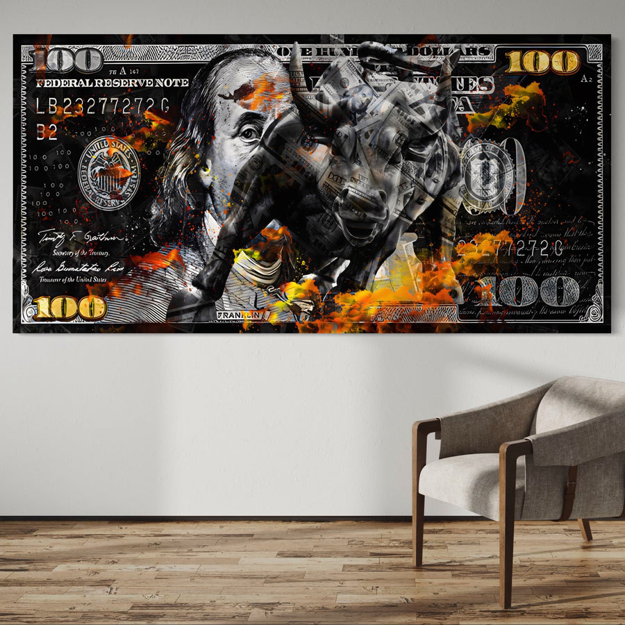Tabloul LuxCanva® Tablou Canvas Premium LuxCanva® A1166, "Dollar Bull", îl înfățișează pe Benjamin Franklin și un taur care atacă pe o bancnotă vibrantă de 100 de dolari, adăugând culoare îndrăzneață deasupra unui fotoliu bej într-un decor minimalist.