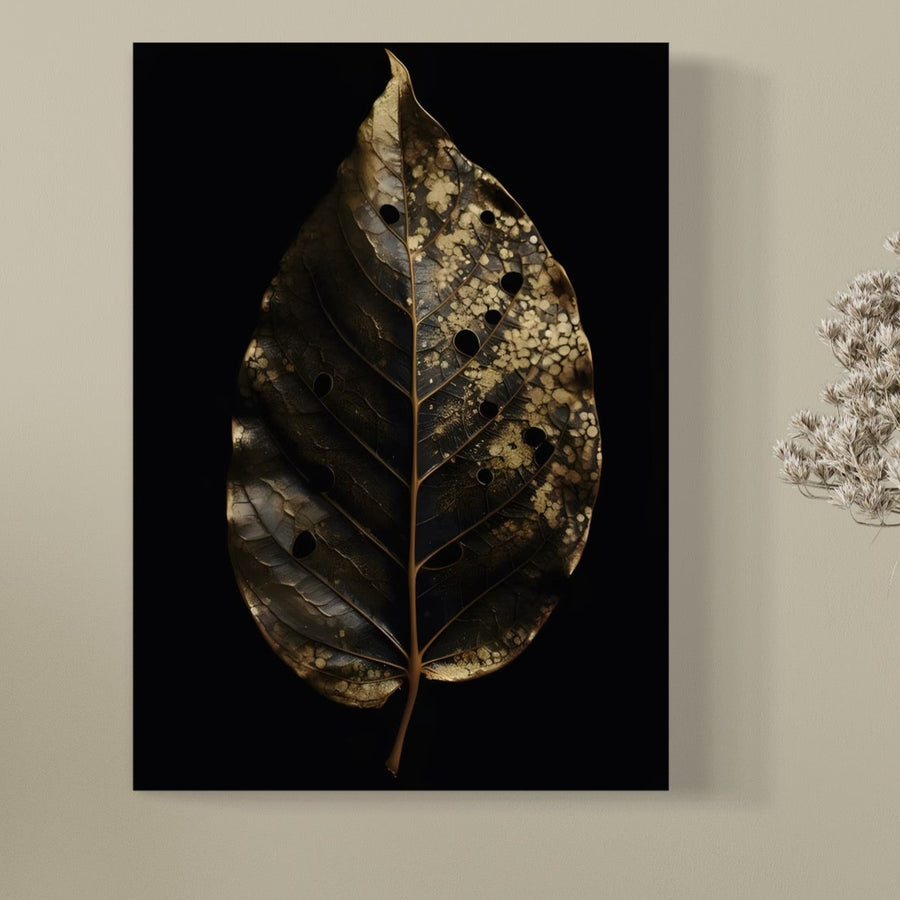 Un print Premium LuxCanva® Tablou Canvas Premium LuxCanva® C1145 cu o frunză aurie veche, care prezintă găuri și nervuri pe un fundal negru, este expus pe perete lângă flori albe uscate - perfect pentru decorul vibrant al camerei de zi.
