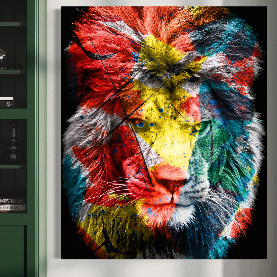 Un portret de leu vibrant și multicolor de la LuxCanva®-Tablou Canvas Premium LuxCanva® A1147, The King Lion - arată roșu, galben, albastru și verde pe panza bumbac pe un perete alb cu o parte a unui raft verde în stânga.