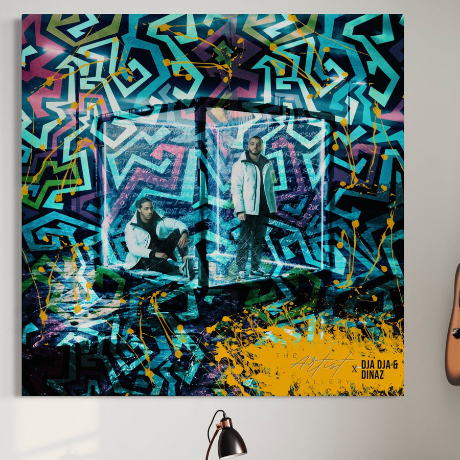 Tablou Canvas Premium LuxCanva® A1145 îi înfățișează pe Djadja & Dinaz în ținute hip-hop elegante, pe un fundal albastru, violet și galben vibrant cu modele abstracte. Acest print premium de la LuxCanva® este perfect pentru fanii muzicii și rap-ului.