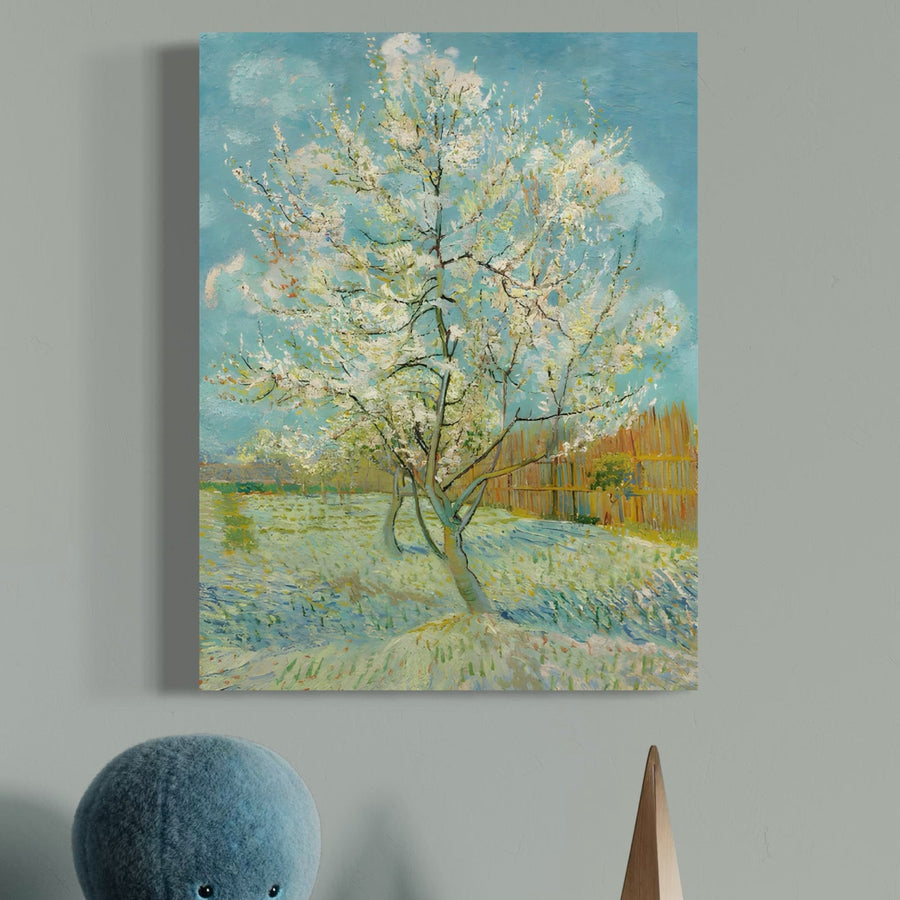 Tablou Canvas Premium LuxCanva® C1158, "Copac Inflorit Primavara", surprinde un copac cu flori albe într-un câmp însorit, lângă gard de lemn, sub cer albastru. Perfect pentru living, aduce natură și relaxare prin culorile sale vibrante.