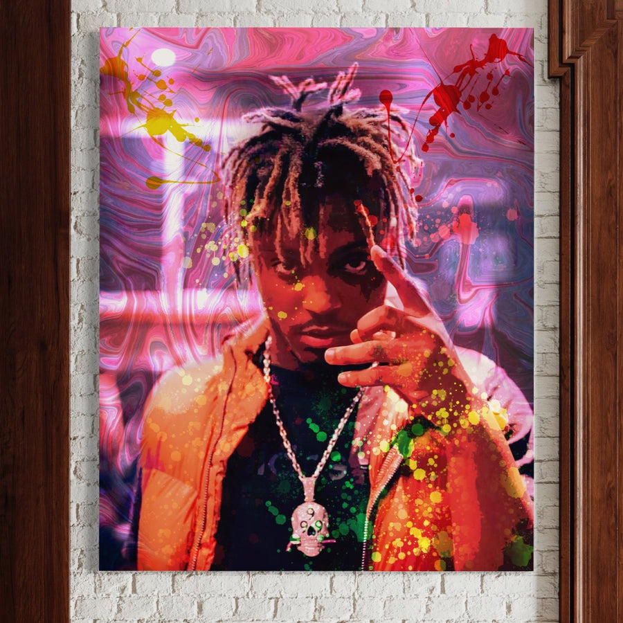 Tablou Canvas Premium LuxCanva® A1139 prezintă un portret stilizat al rapperului Juice WRLD (Jarad Anthony Higgins), cu dreadlocks și lanț argintiu, pe fundal vibrant roz, mov, galben și roșu-ideal pentru decor modern.