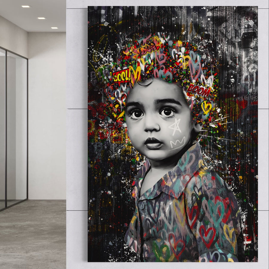 Tablou Canvas Premium LuxCanva® A1137 de LuxCanva® prezintă un copil modern cu ochi mari și culori vibrante, pe un fundal viu de graffiti, perfect pentru a adăuga stil oricărui hol minimalist.