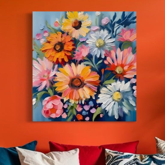 Tabloul LuxCanva® Tablou Canvas Premium LuxCanva® C1161, Buchet De Flori Viu Colorat, cu plante multicolore vibrante, adaugă culoare unui perete din camera de zi deasupra unei canapele decorate cu perne albe, roșii și albastre.