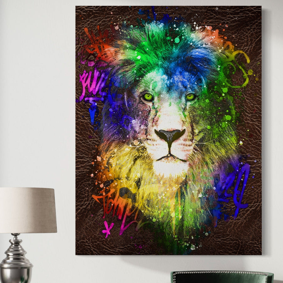 Pânza LuxCanva® Tablou Premium LuxCanva® A1132, Leu Colorat, prezintă o față de leu multicoloră-Regele Junglei-imprimată pe panza bumbac, prezentată ca o pânză uimitoare deasupra unei lămpi și a unui scaun.