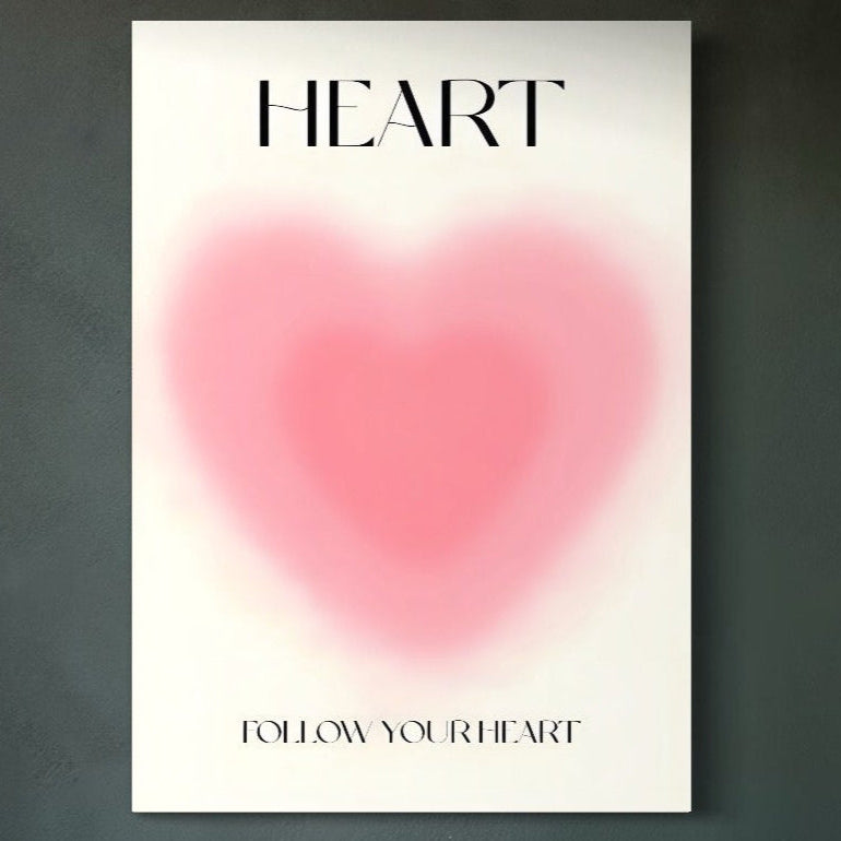 Decorează-ți spațiul cu Tablou Canvas Premium C1166 de la LuxCanva® - cu o inimă blândă, roz, neclară și text motivațional. Perfect pentru dormitoare sau camere de copii, acest print vibrant, de calitate premium, inspiră iubire și relaxare.