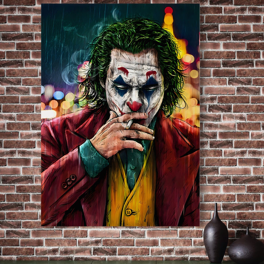 LuxCanva® Tablou Canvas Premium A1123 îl prezintă pe Joker în culori vibrante, purtând machiaj de clovn și un costum roșu, fumând în lumina strălucitoare a orașului. Două vaze negre stau sub acest print de calitate premium inspirat din filme.
