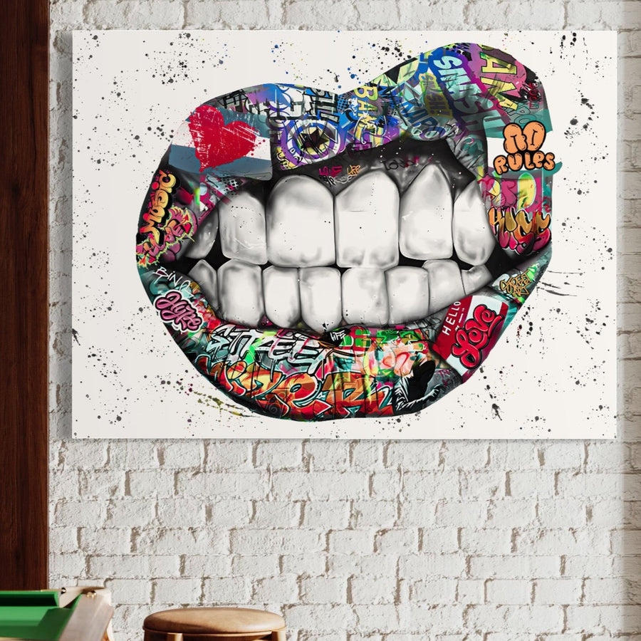 Pânza LuxCanva® Tablou Canvas Premium A1120, care prezintă graffiti cu buze de artă stradală abstractă vibrantă, adaugă culoare unui perete alb de cărămidă deasupra unui scaun rotund din lemn și lângă o masă de biliard verde - imprimată pe pânză bumbac premium.
