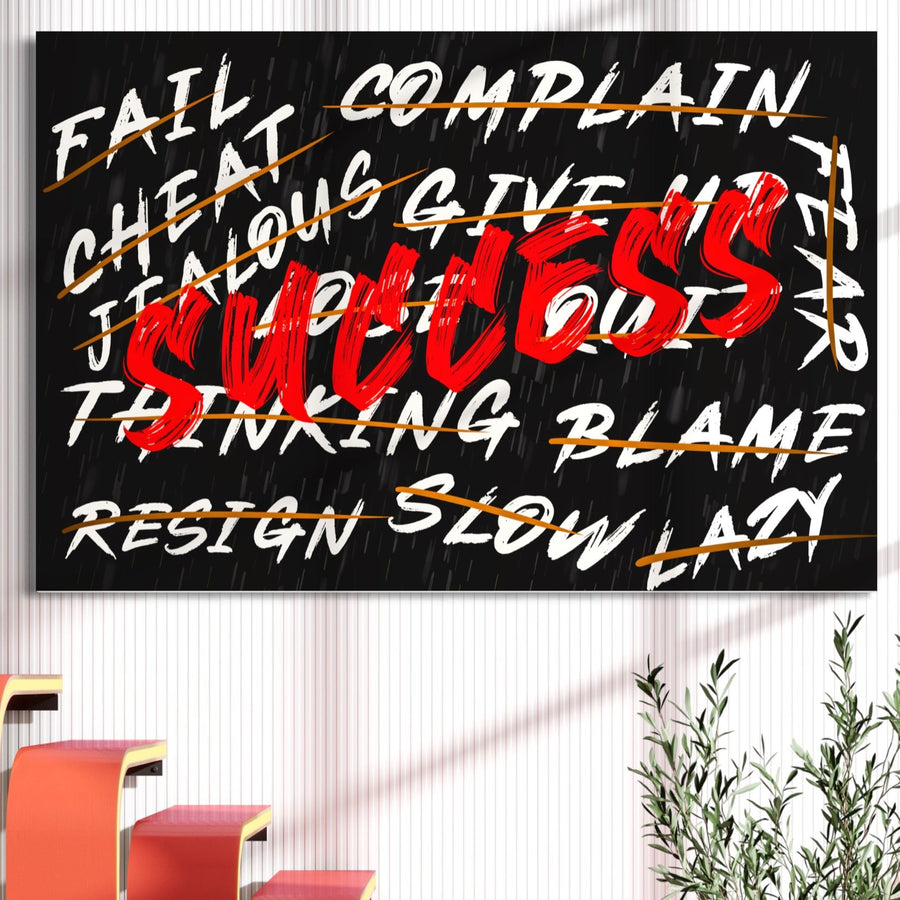 LuxCanva® Tablou Canvas Premium A1118 prezintă cuvinte negative precum FAIL, CHEAT, JEALOUS și FEAR barate în negru, cu SUCCESS în roșu bold în centru. Scările și o plantă stau sub acest print motivațional cu culori vibrante.