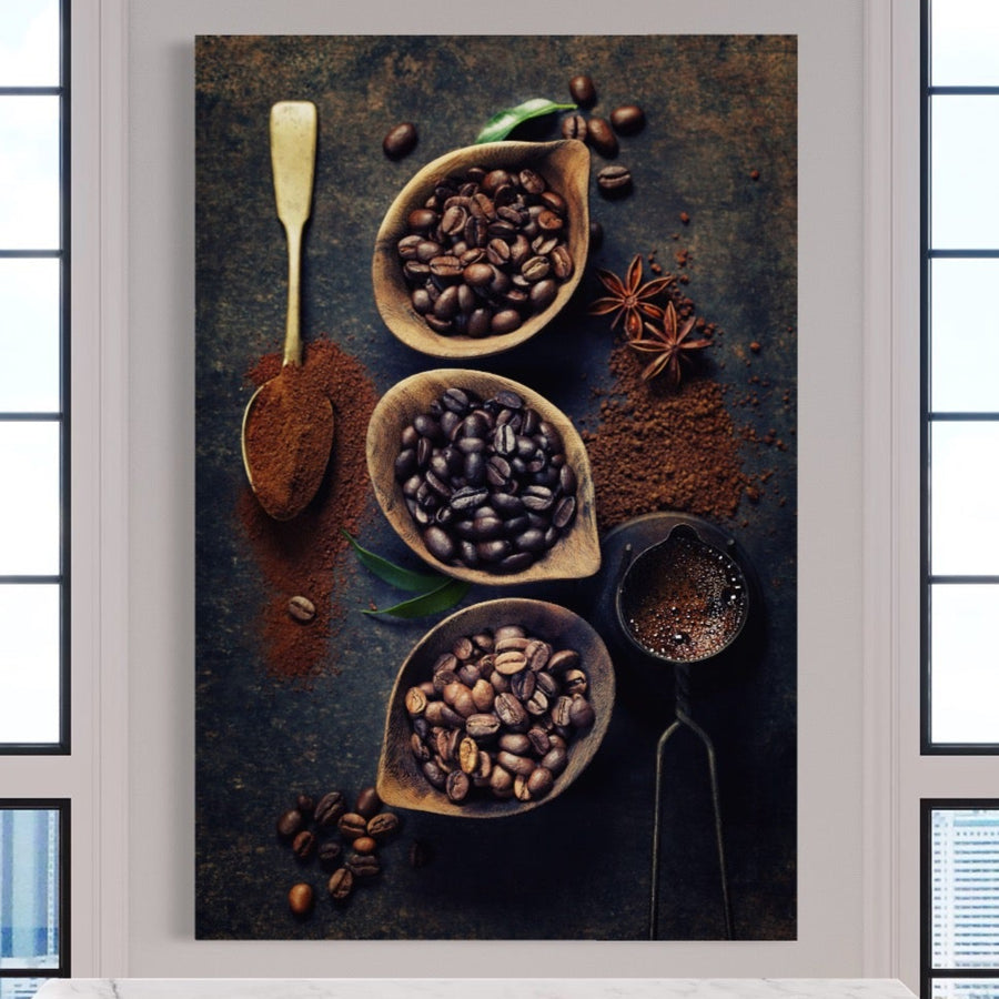 Tablou Canvas Premium LuxCanva® A1112, Arta Cafelei prezintă culori vibrante cu boabe de cafea, o lingură de alamă și cafea preparată - o artă murală perfectă pentru a aduce aromă și energie în orice spațiu.
