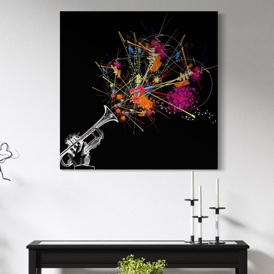 Tablou Canvas Premium LuxCanva® C1227, Sound Of Music prezintă un trompetist schițat în alb suflând stropi colorați pe fundal negru. Tabloul decorativ cu culori vibrante de la LuxCanva® este ideal pentru living modern.