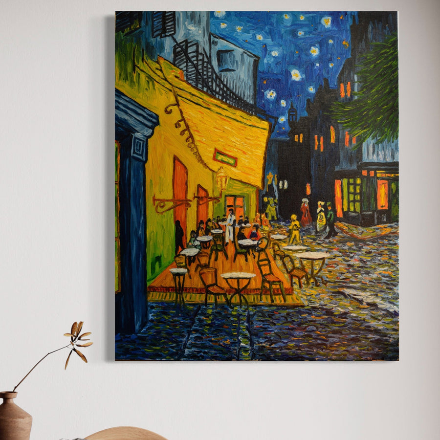 Tablou Canvas Premium LuxCanva® A1103 prezintă o scenă vibrantă de cafenea de seară cu oameni sub un cer înstelat în tonuri luminoase de galben, albastru și portocaliu, perfectă pentru a fi expusă deasupra unei vaze pe peretele alb.