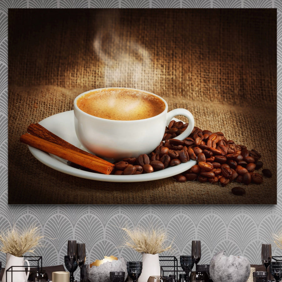 Tabloul LuxCanva® Tablou Canvas Premium Aroma De Cafea A1095, care prezintă cappuccino cu bețe de scorțișoară și boabe de cafea în culori vibrante, atârnă deasupra unui raft decorat cu vaze, ierburi uscate și sticlărie.