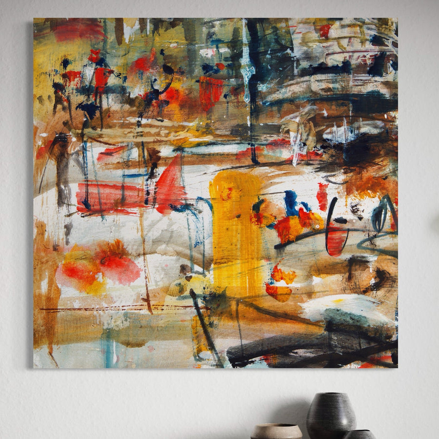 Tablou Canvas Premium LuxCanva® A1094 "Dansul Culorilor", cu culori abstracte vibrante, decorează un perete alb. Pe raftul de dedesubt, mai multe vaze mici din ceramică completează aspectul elegant.